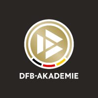 Logo der DFB-Akademie Logo der DFB-Akademie in Gold auf dunklem Hintergrund mit deutschem Farbschema.